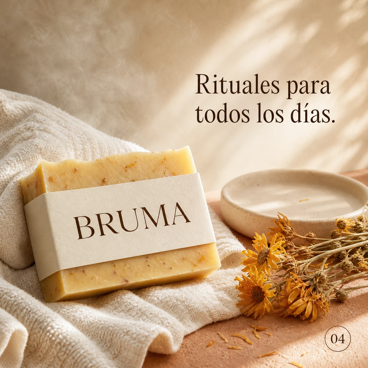 Jabón BRUMA junto a textiles y flores con el mensaje Rituales para todos los días