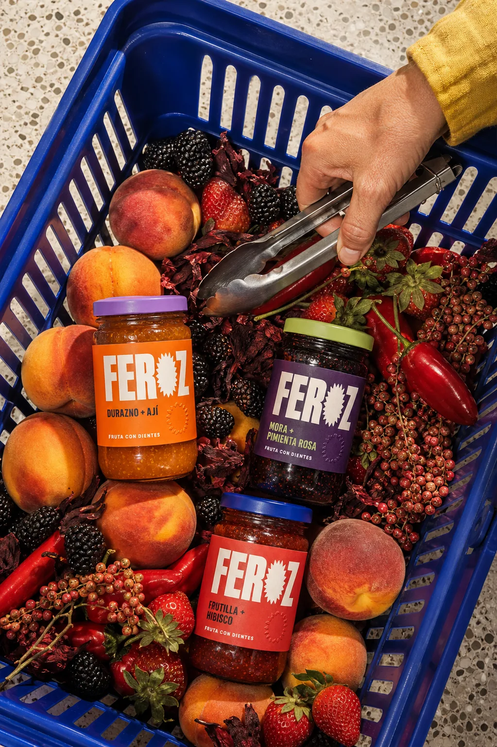 Frascos FEROZ integrados en una canasta de frutas y especias