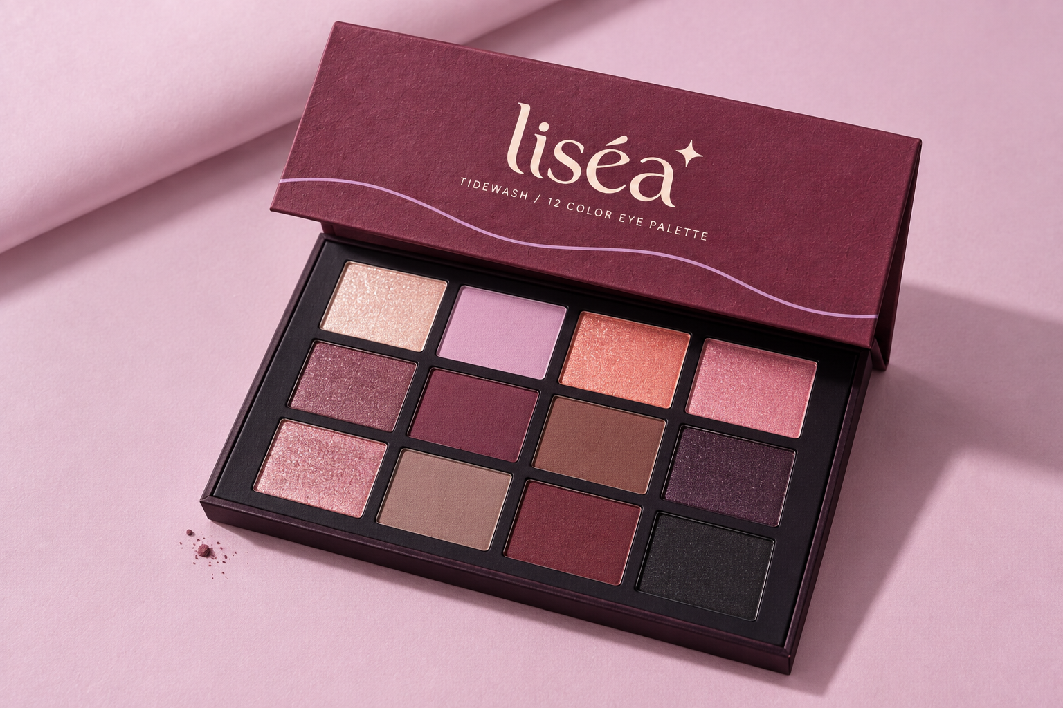 Paleta de sombras LISÉA abierta sobre una superficie rosa