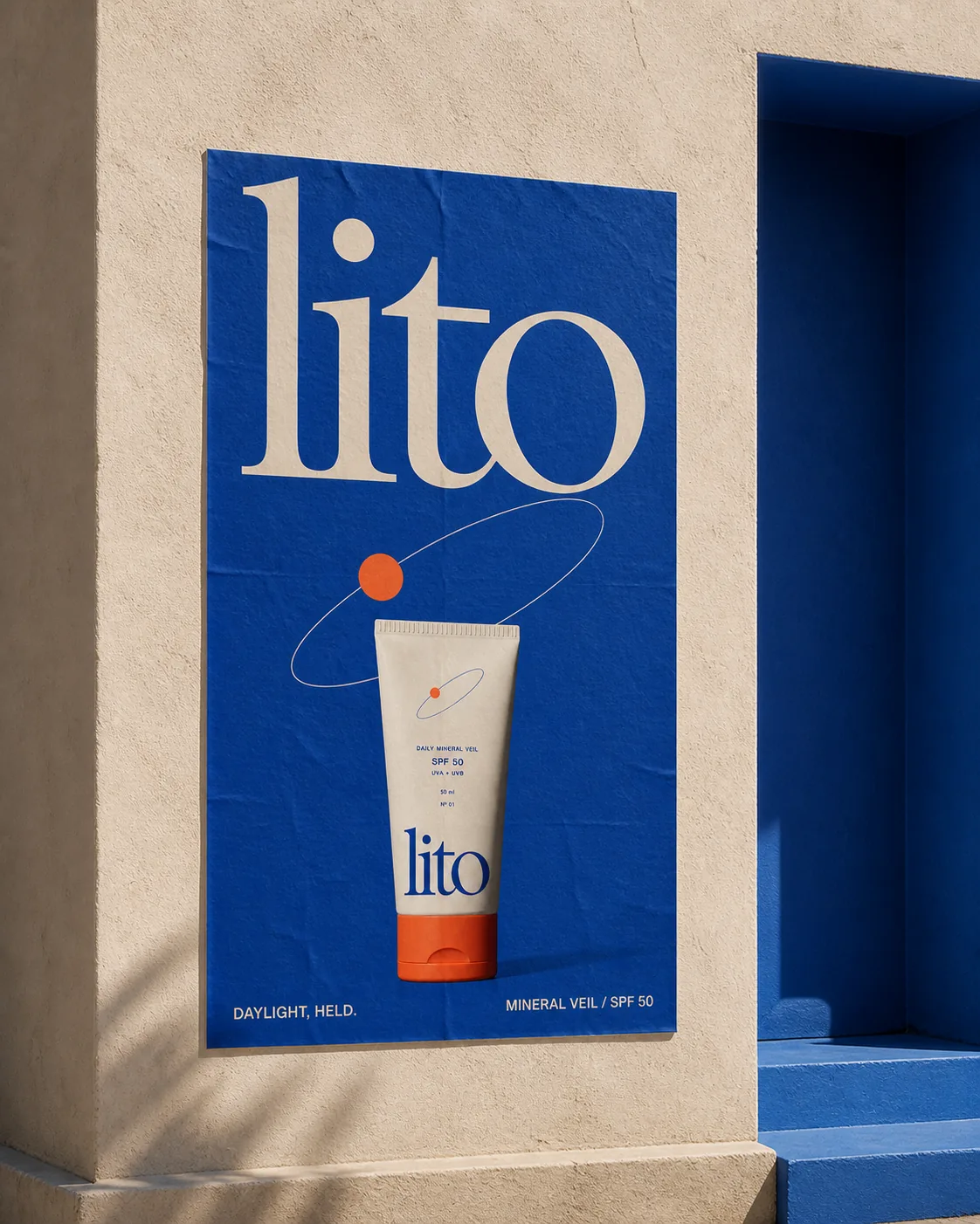 Aplicación de LITO en un afiche azul y marfil con el protector solar