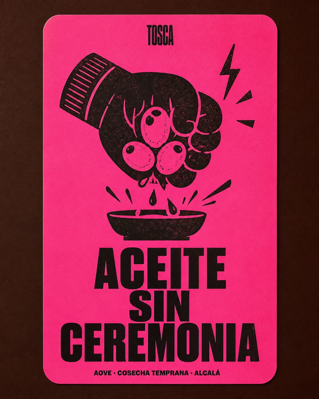 Afiche fucsia de TOSCA con ilustración negra y el mensaje Aceite sin ceremonia