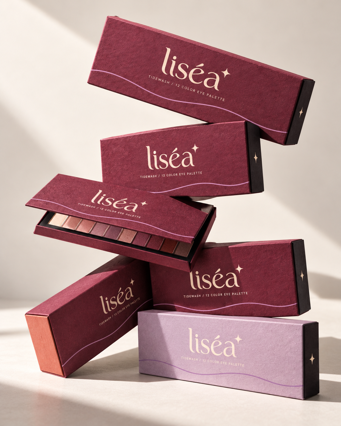 Cajas de la paleta LISÉA apiladas en una composición editorial