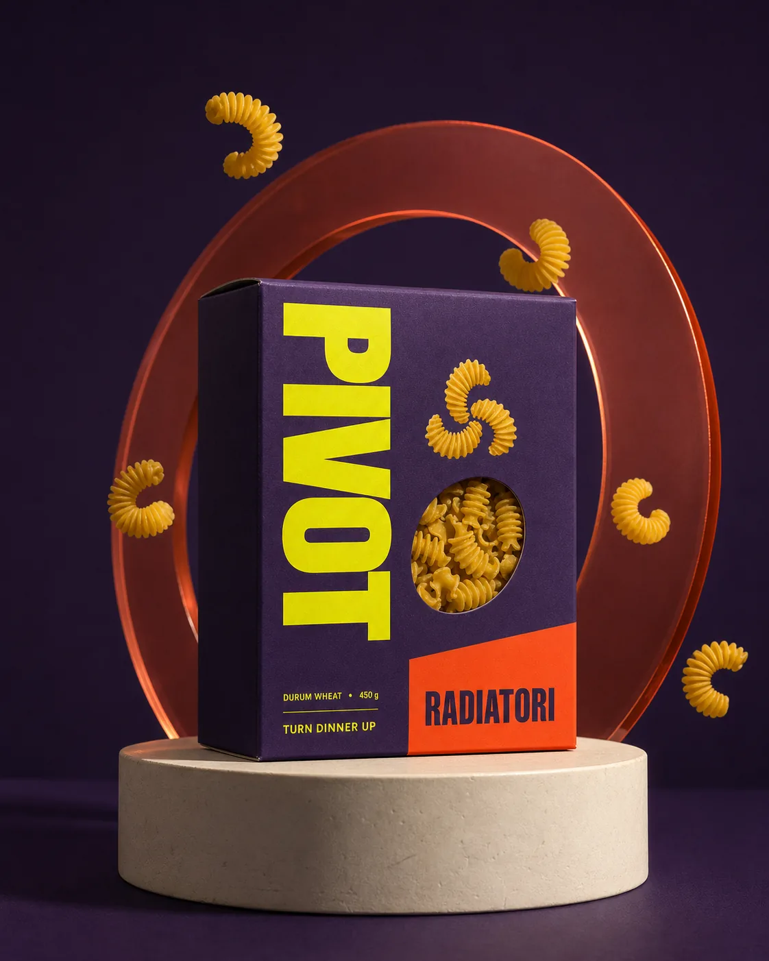 Packaging violeta y amarillo de PIVOTE con pasta radiatori sobre una bandeja roja